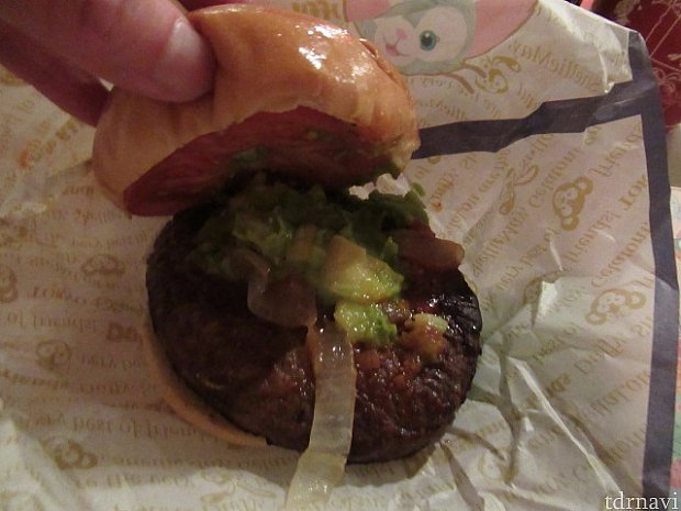 バーガーは定番の安心の味、パテにアボカドな絡めてある女子の好きな味。
トマト、レタス、アボカド、玉ねぎ