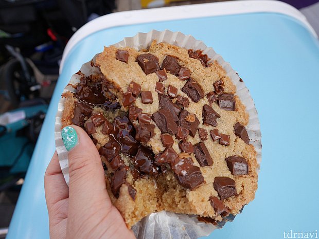硬いクッキーかと思いきや、温かくてびっくり!中のチョコが溶けている、柔らかいクッキーでした😲かなり甘いので牛乳がほしくなります!