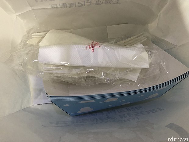 紙のお皿とプラスチックのフォーク&ナイフ
