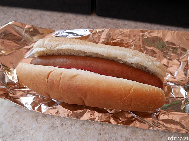 いたってふつーなホットドッグです。こちらもソースを色々かけてオリジナルにできます😉