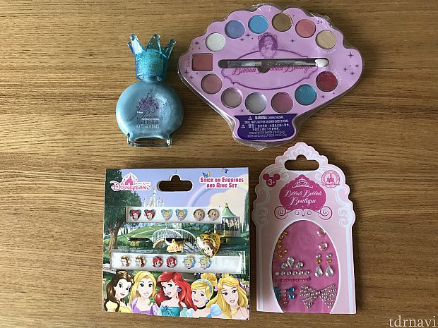 ビビディ終了後いただいた小物達です。
青いネイル・メイクパレット・指輪&ピアスシールのセット・フェイスシール
一昨年は剥き身で渡されましたが、今回はナップザックに入れて渡されます。
持ち帰りやすくなりました。