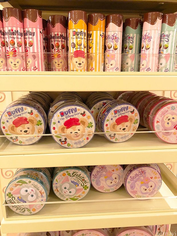 グミチョコ 各25元、丸い缶のチョコ 各59元