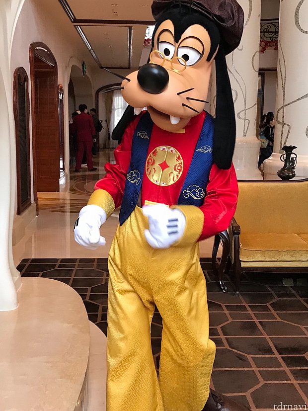上海ディズニー　旧正月　春節　新商品　グーフィー　ファンキャップ　ウマ　馬　うま 旧正月コスチュームのグーフィーグリーティング❣️ | 上海