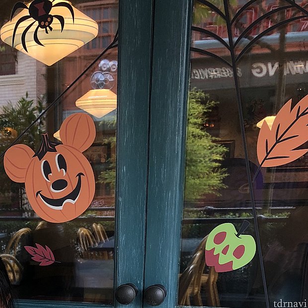 窓にもハロウィンの飾りが!