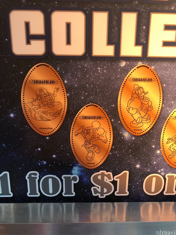 Mickey's Star Tradersにて。
こちらはクレジットカード決済可能なタイプです。5ドルで8枚なのでちょっと割高ですが、宇宙服のミッキーやアトラクションで遊ぶキャラクターが可愛い❤️
