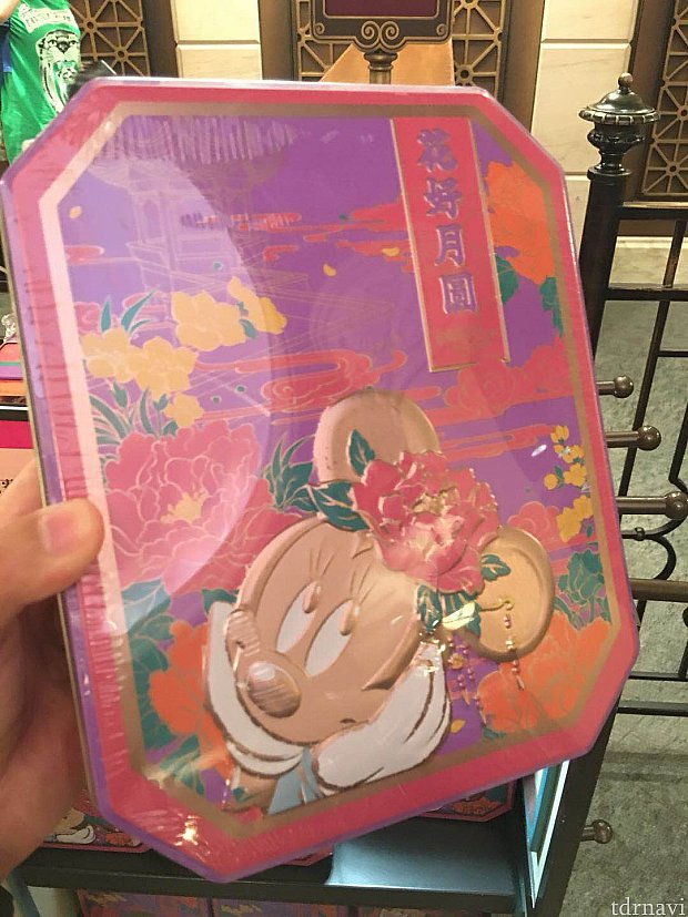 中国では旧暦の8月15日の中秋節に月餅を贈る習慣があります。
蓋の上に書かれている”花好月圓”はビューティフルライフ(美好生活)の意味です。