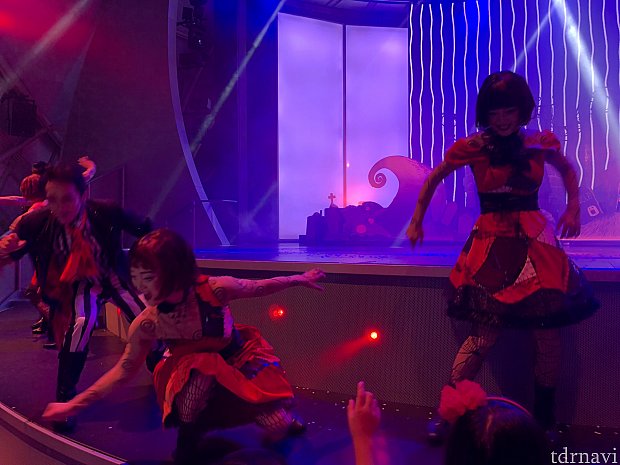 最後はダンサーさん達のダンス♪
ゲストの近くに降りてきて盛り上げます!