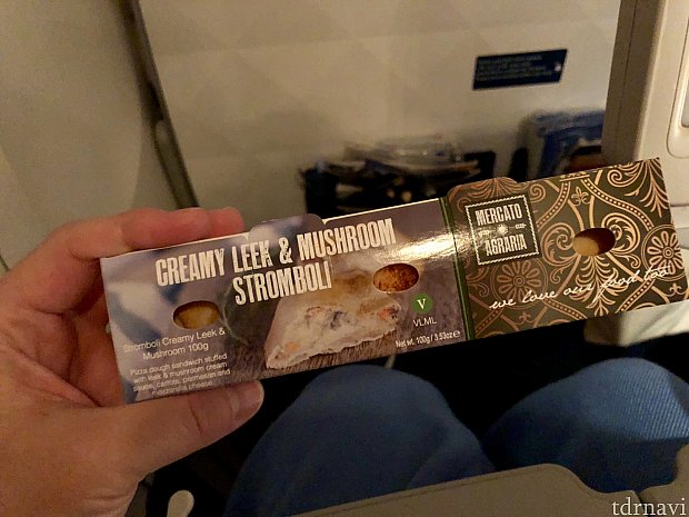日本発の機内食を見ると、日本旅行が終了した事を痛感させられます。(笑) 途中のスナックはクリーミーピザパイのようなものでした。