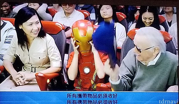 リー氏は帽子を脱ぎ、リトルアイアンマンはヘルメットを脱ぎ...