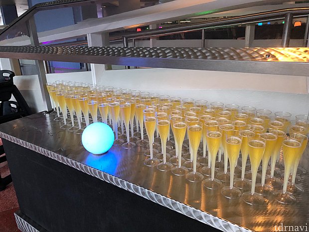 シャンパンに見えますが、アップルタイザー(ノンアルコール)です。
冷たかったらいいんですけど、若干ぬるめ笑