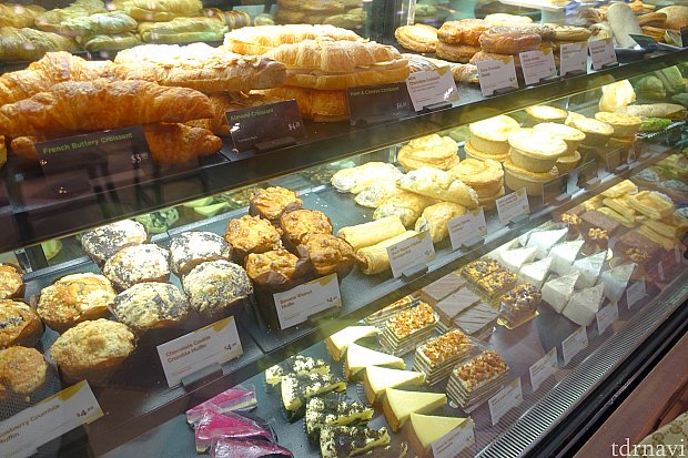 パンやケーキ、サンドイッチが揃っていました。