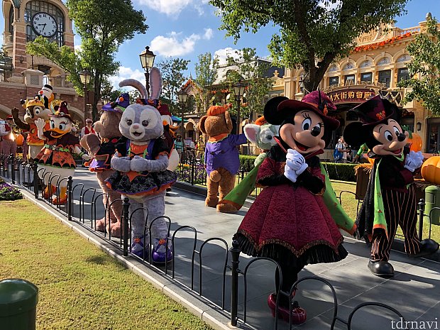 この日は8:30から開園セレモニーでした♪
キャラクター達はこの後そのままグリへ向かいます。