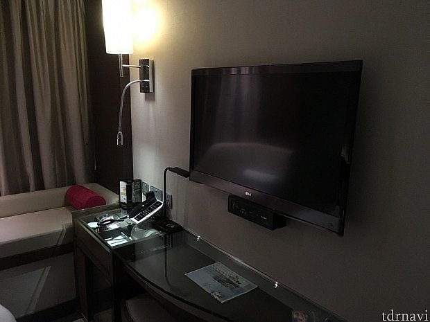 テーブルもそこそこ広め。電話の下あたりに冷蔵庫がありますが、中身は有料なのでご注意を。