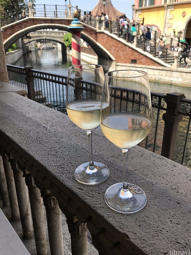 友人と乾杯