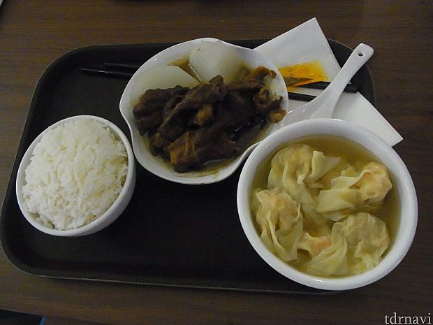 池記で食べた牛肉の煮込みのセット♪海老ワンタン🦐もプリプリで美味しかったです😋