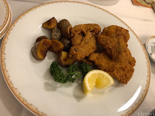 想像以上に大きかったフライドチキン。
ポテトは甘みがあって、サツマイモみたいなお芋でした。