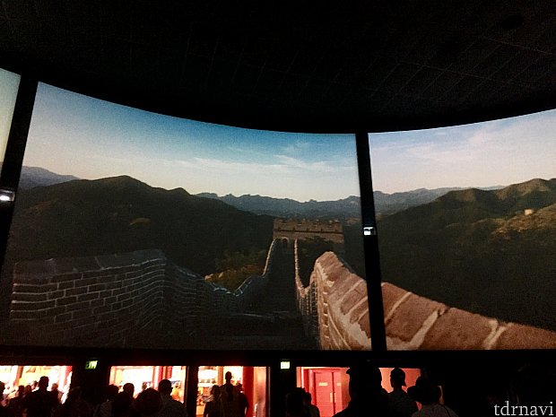 映画では、中国の歴史的な建造物はもちろん、現在の中国の様子も上手く見せてくれて、とっても中国に興味が湧いて来ました。昔の映画に比べて遥かにいい映画になっていました。