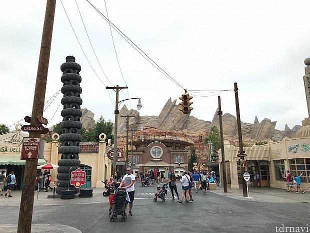 まっすぐ行くと、アトラクション入口。右側1番手前の電柱の下にファストパス発券(Fastpass Distribution)という看板が小さくあります。