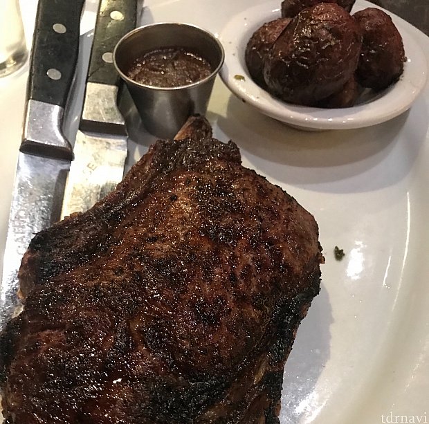 bone in ribeye。
ステーキは悩んだらbone in ribeyeを頼むのが一番です。