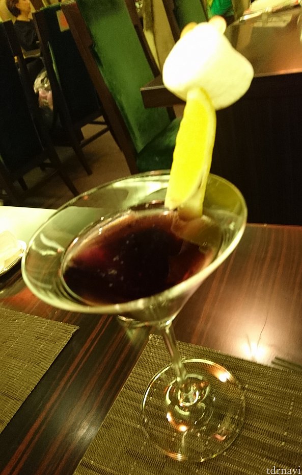 Tokyo Disney Resort 35th “Happiest Celebration!”スペシャルノンアルコールカクテル :1240円
デイジーをイメージしたノンアルコールカクテル😍