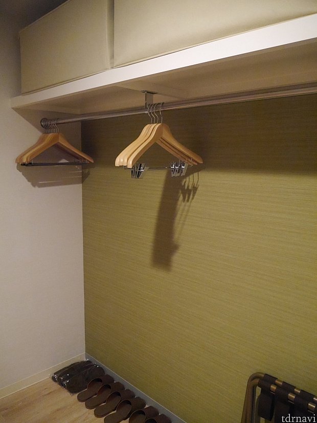 服もたくさんかけれます!
スリッパもいっぱい。