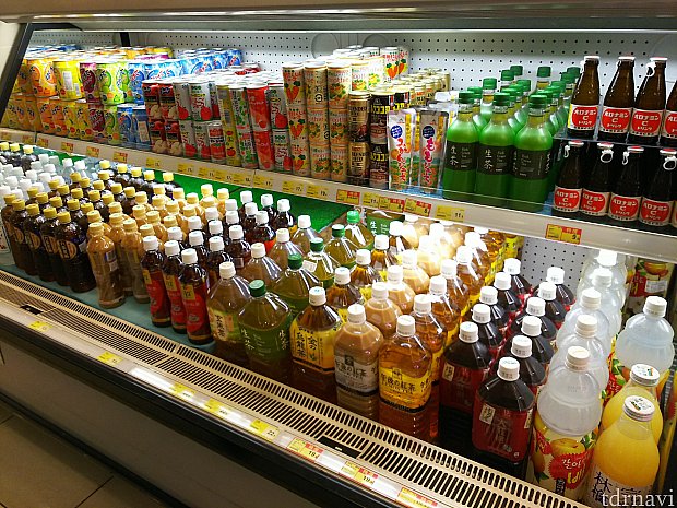 飲み物の中には日本のものも。500mlで11~16HK$なので、めちゃくちゃ高い感じもなく…味がわかっている分、安心して飲めますね。
