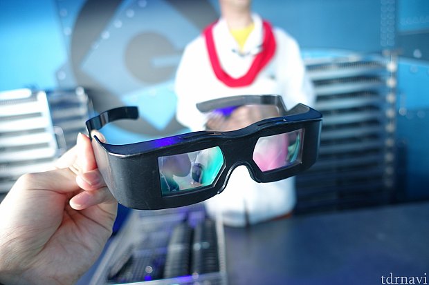ハリウッド版はこの3Dメガネを着用します。