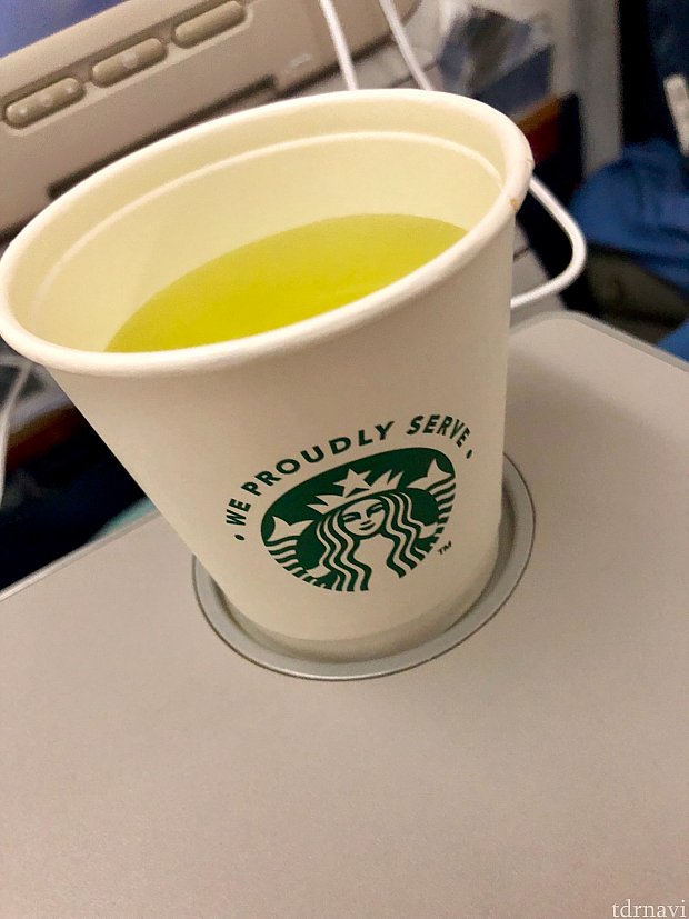 食事はアトランタの日本食レストランが作っているという表記を見た気がします。スタバのコーヒーが飲めるようです。僕はお茶派なので飲みませんでしたが。