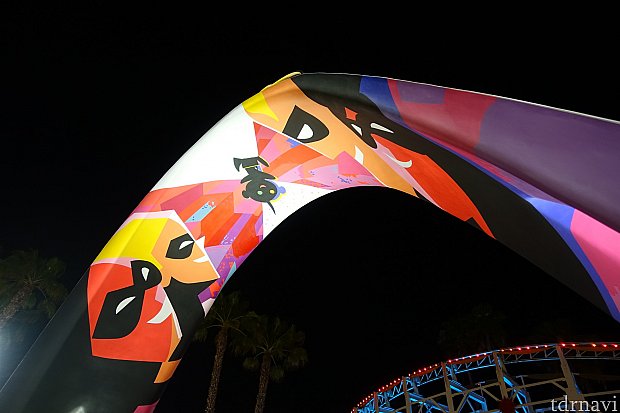 アーチの内側にはジャック・ジャックを見守る家族のアートが。