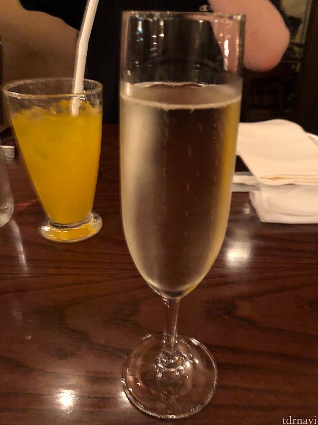 スパークリングワイン🍷とジュース🥤で乾杯🥂
ワイン少々苦手でも飲めました。(ソフトドリンクはおかわりできます)