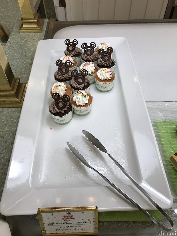 カップケーキ。プレーンとチョコ。