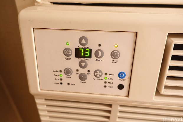 左上にエアコンの操作パネルがあります。
高い位置でよく見えない・・・。今気づいたのですが、sleepモードにしたら静かになったのかな・・・