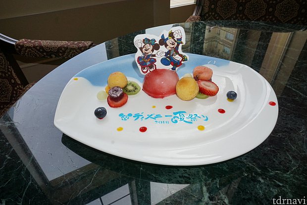 三段のが食べ終わる頃に、このプレートが運ばれてきました。
ミッキーとミニーの下にあるのが、砂糖菓子の下にミックスベリー入りヨーグルトムース。
回りには、ブドウのパート・ド・ブリュイやイチゴ、ブルーベリー、キウイなどがのってました。