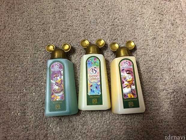 バスジェル、シャンプー、コンディショナー(左から順に)