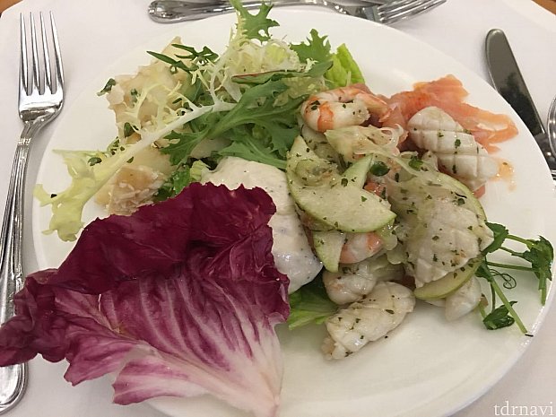 料理は和洋中よりどりみどりの食べ物から好きなものを好きなだけ選ぶことができます。