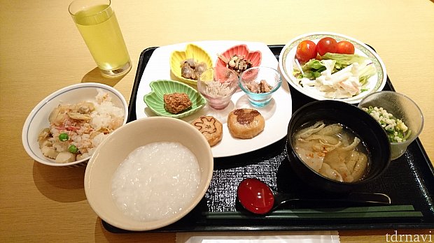 ひととおり取ってみました♪
左橋にはちらし寿司!!!
手前はオーダー制のお粥です。