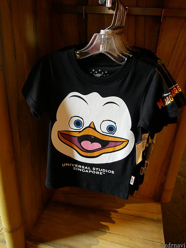 ペンギンズのTシャツ。新人の子供のころの顔なのかな?Tシャツいっぱいに広がるデザインがかわいい❤️