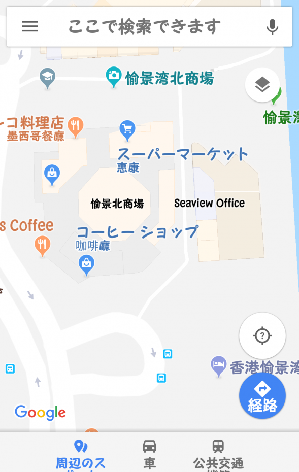 ホテル(下のロータリー部分がエントランス)からの位置関係はこんな感じです。名前の表示がない青いバッグマークがセブンです。