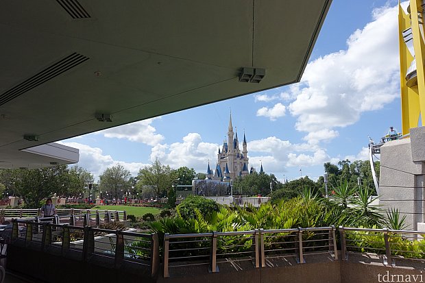 ディズニー マジックキングダムトゥモローランド プロップサイン ディスプレイ テラス席からのシンデレラ城の眺めが最高（フロリダ）