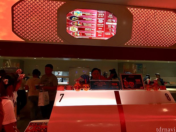 スターゲイザー・グリルは先にお会計をしてから料理を受取ります。