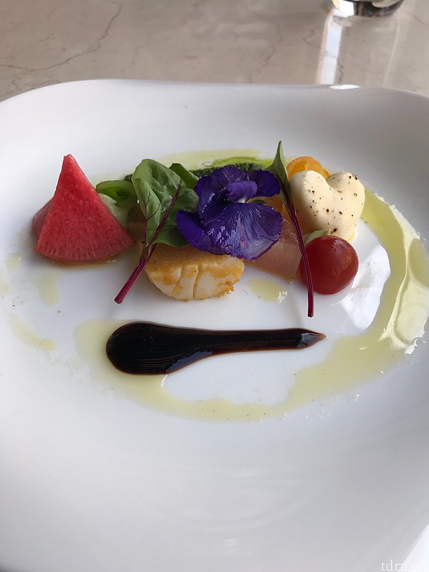 前菜は食べられるお花にビックリ