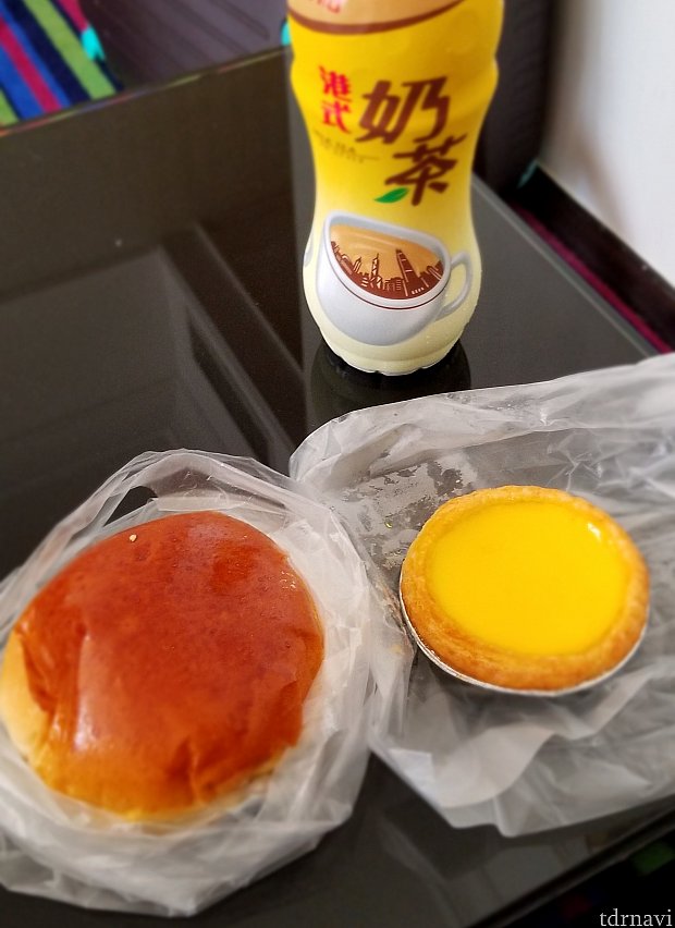 (ミルクティーはセブンで購入)チャーシュー入りパンとエッグタルトで計150円ほど。激ウマです🤤エッグタルトだけで3個くらいいけそうです