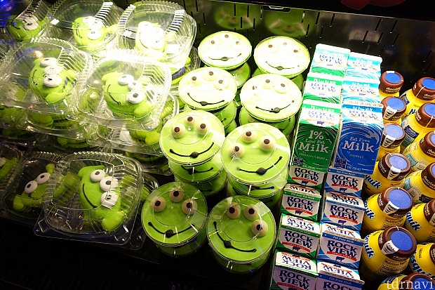レジよこにはかわいいデザートが!エイリアンマカロンとエイリアンティラミス✨