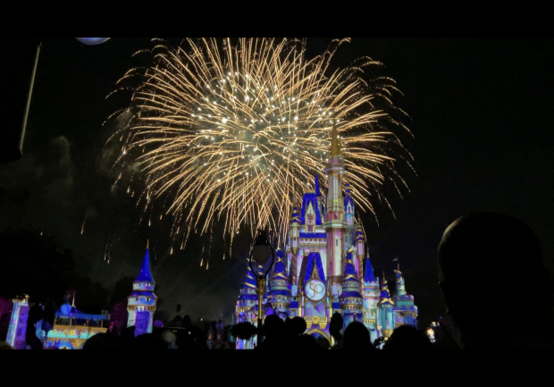 ディズニーキャラクターてんこ盛りのプロジェクションマッピング メインストリートusaで見るのもオススメ フロリダ ディズニーキャラクターてんこ盛りのプロジェクションマッピング メインストリートusaで見るのもオススメ フロリダ