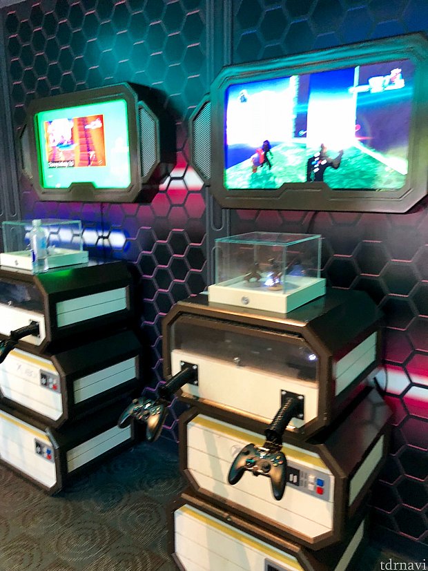 みなさんゲームで遊んでいましたが、ファミコン初代しかやったことのない僕には沢山ボタンがありすぎて、どこを押したらいいのか、わかりませんでした。