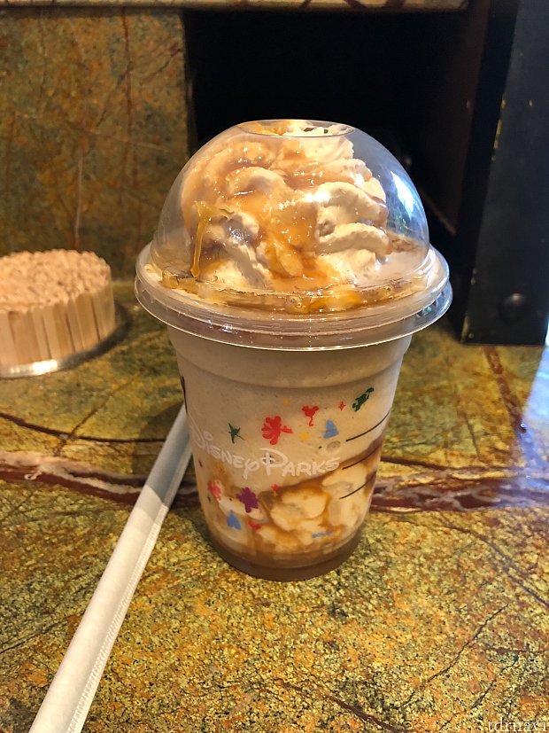 といいつつも飲みきれる自身がなかったのでTallにしましたw
ウルトラキャラメルフラペチーノです。
名の通り結構甘いです笑
カップはParkオリジナルデザインですね。