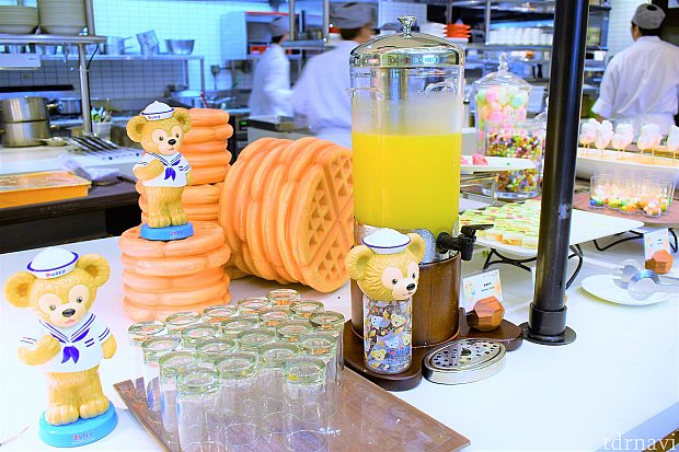 飲み物はこの炭酸入りのオレンジジュースみたいなドリンク以外にも、温かいコーヒーと紅茶がありました。