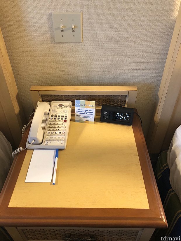 枕元の時計にはUSBで充電可能な時計が!
これ便利です
