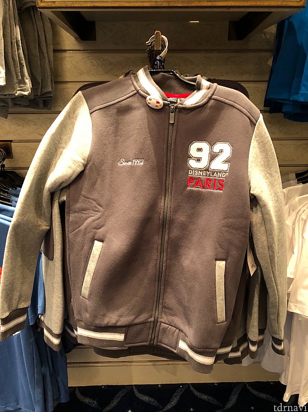 スタジャン!厚手でとてもあったかそうです!パークがオープンした年の数字が入ってます😆69.99€