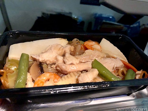 今思い出しました!確かあんかけ焼きそば的なもので、結構美味しかった記憶が。さすがに日本で作られた機内食はまだまだ美味しいですね。